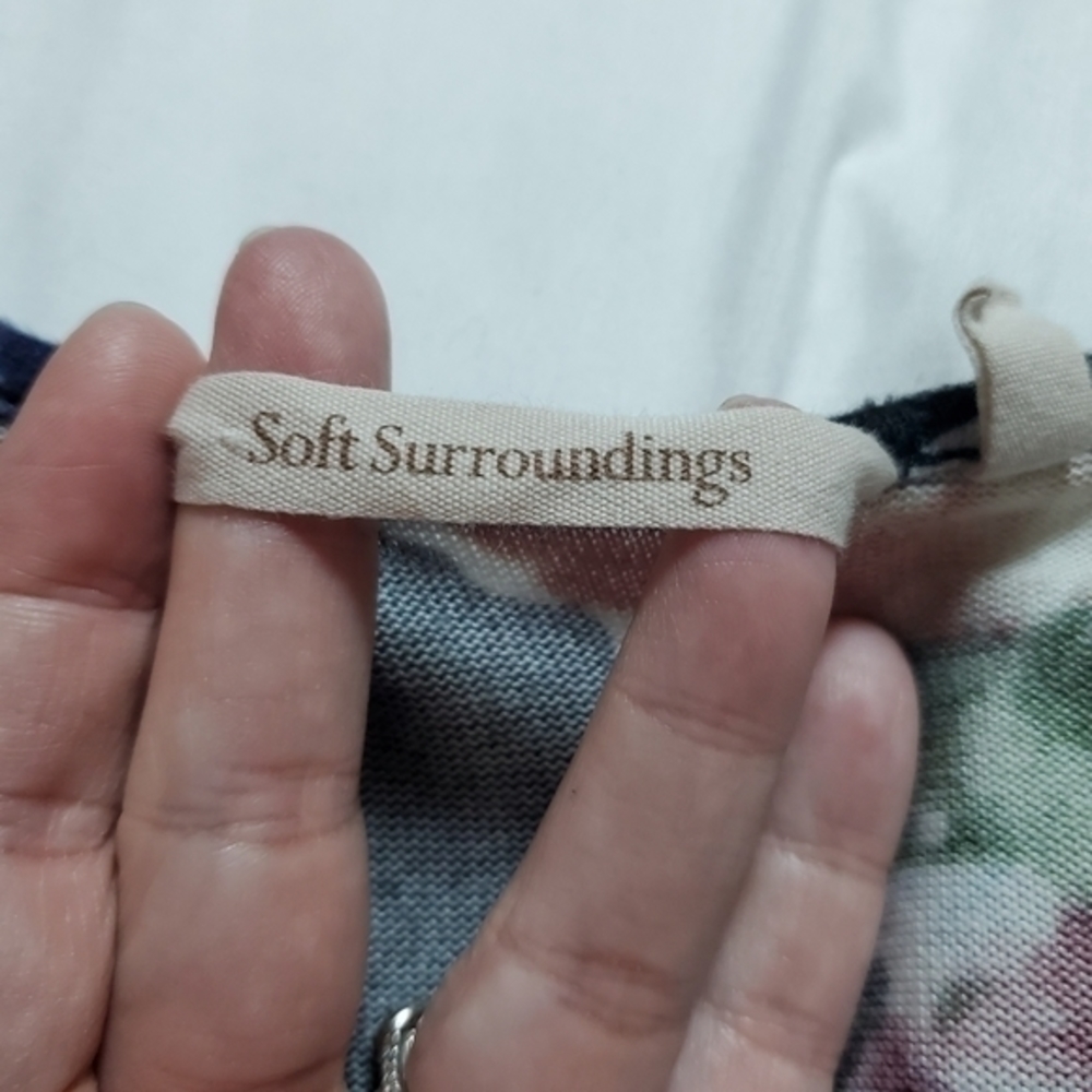 Women's Soft Surroundings top. Medium. Flowers. Like new. Long sleeve. - Picture 5 of 8